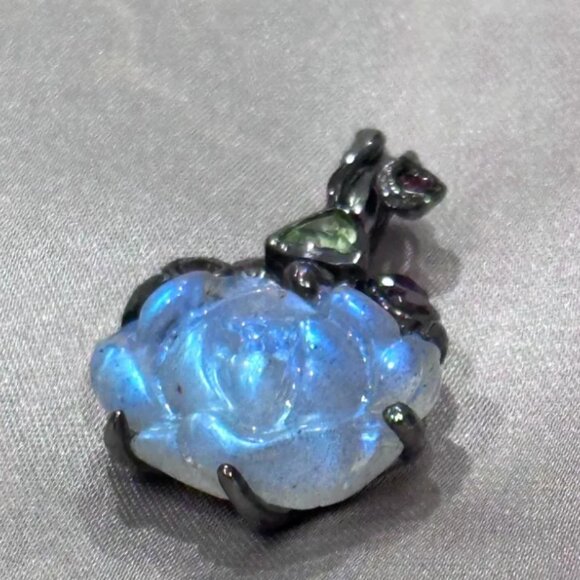 Lovely Natural Carved Labradorite Pendant in Black Rhodium Plated 925 Silver - Picture 4 of 5